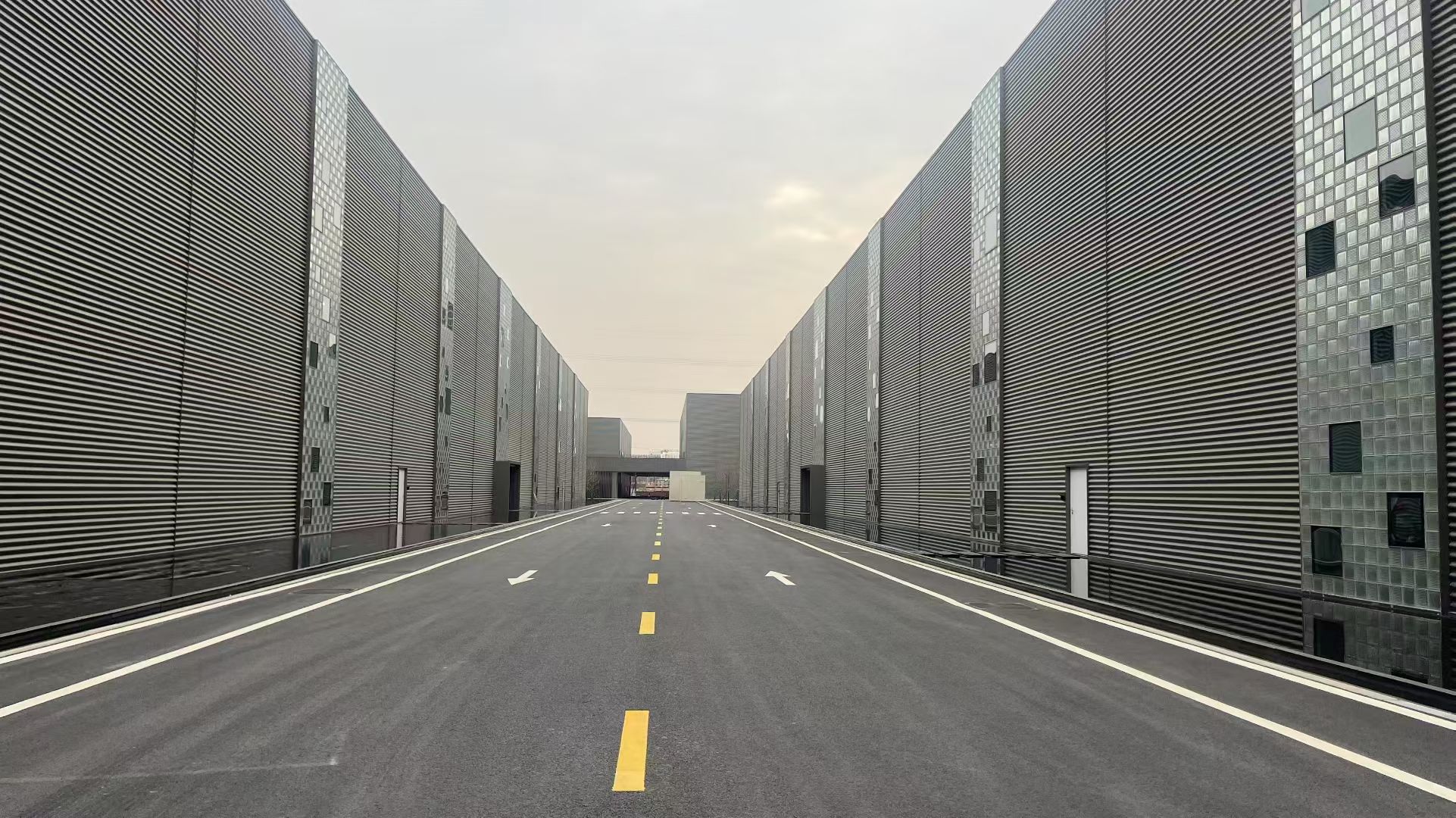 渭南厂区划线施工.jpg 渭南厂区划线施工.jpg