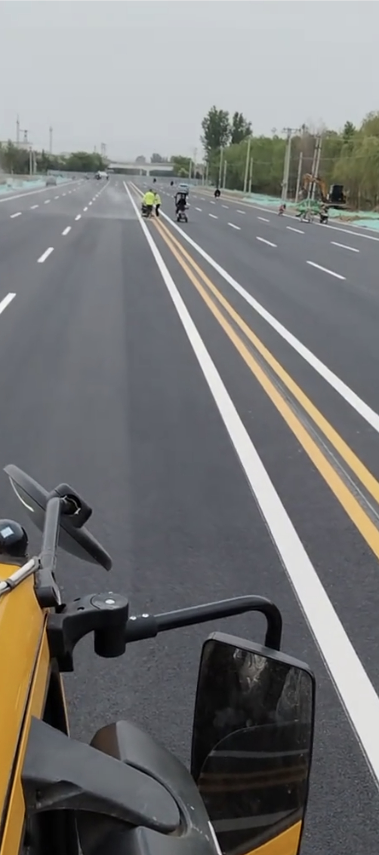 西安标线施工.jpg 西安标线施工.jpg