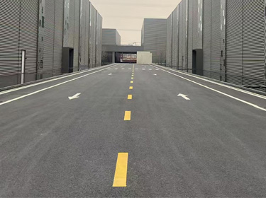 常温冷漆标线施工工艺：溶剂型与水性地坪标线对比与质量保障