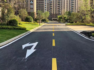 效率提升：轨道交通配套划线：地铁站周边交通标识与P+R停车场的技术革新