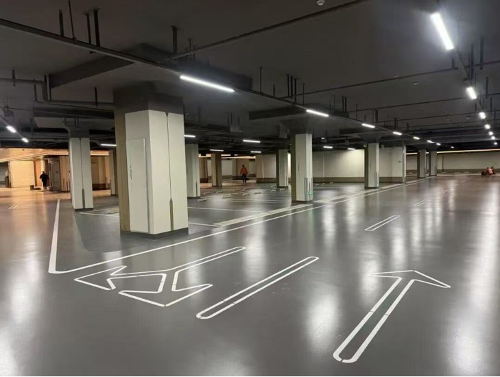 地下车库划线箭头施工.png