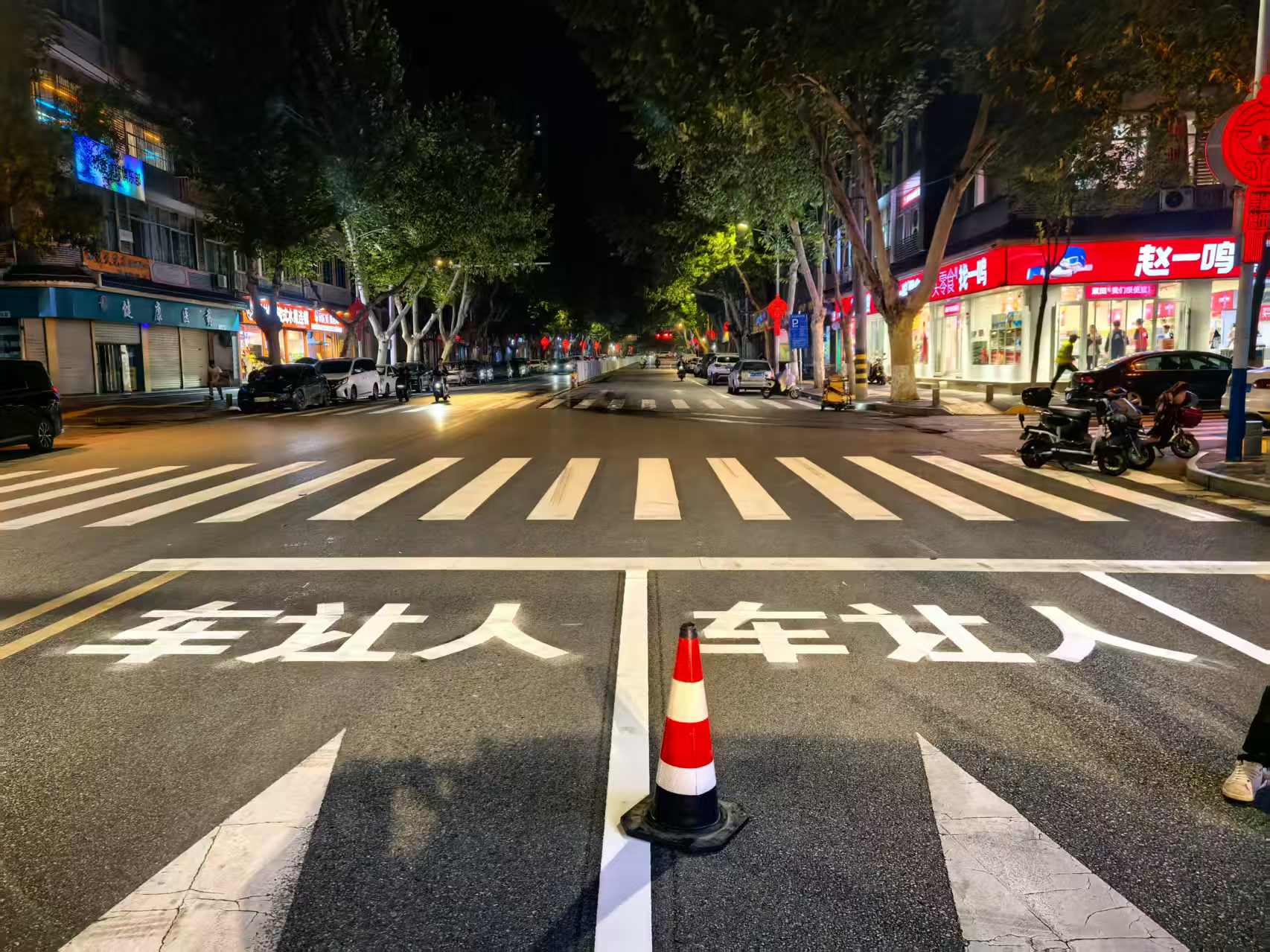市政道路标线施工.jpg